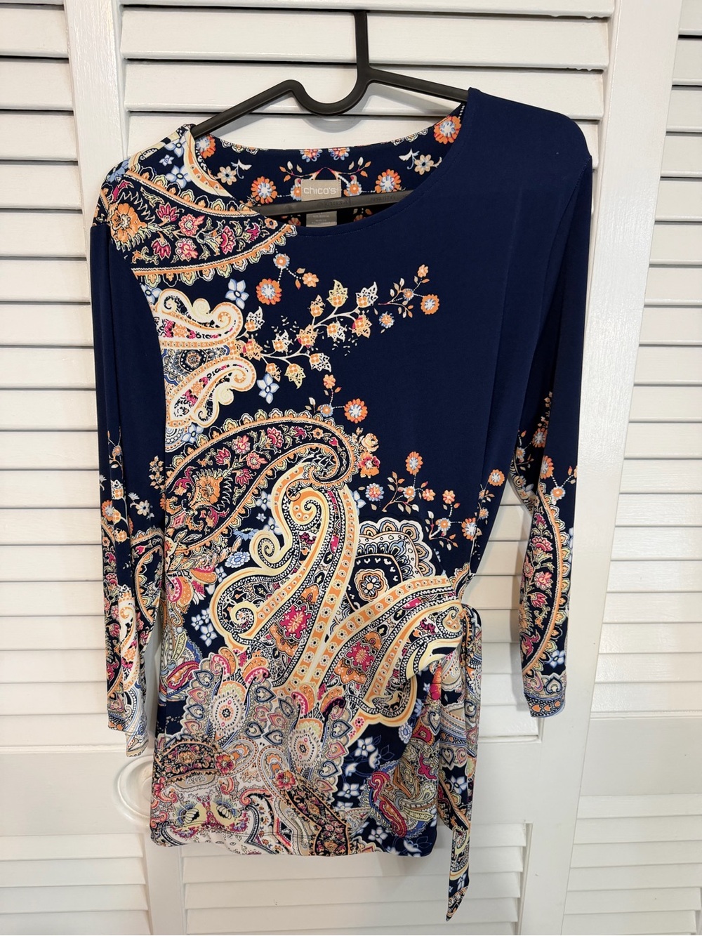 NWT CHICO’S
SIDE TIE PAISLEY TOP TOP 3/4 SLV PATTERN